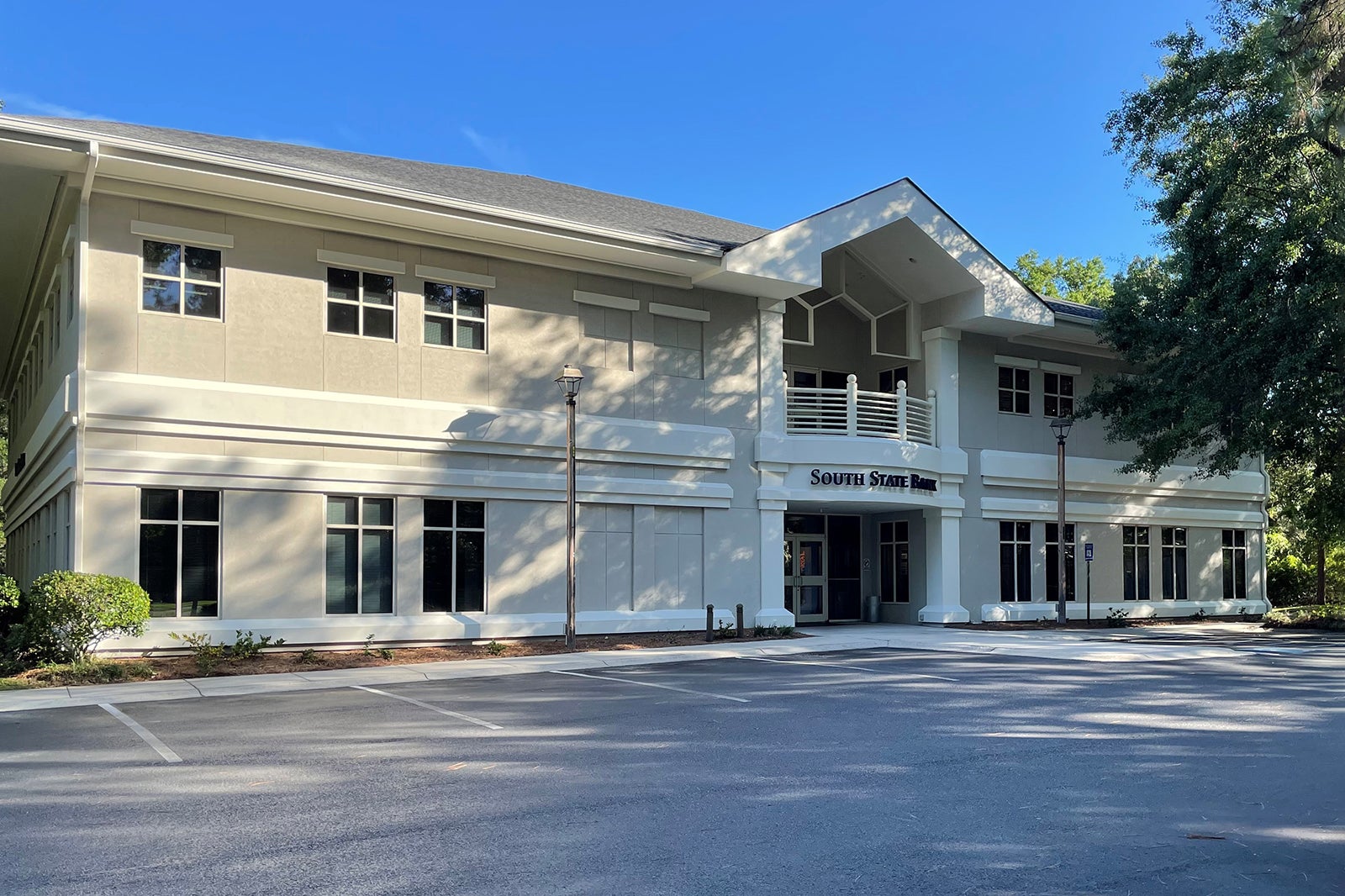 External view of 100 Exchange Street on Hilton Head Island, a shared space between Beaufort Memorial Concierge Care- Hilton Head Island, Beaufort Memorial Marshview Primary Care and a bank.
