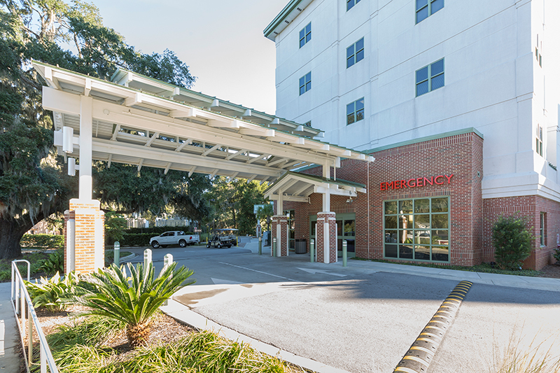 Image of the exterior main entrance of the Beaufort Memorial Pratt Emergency Center