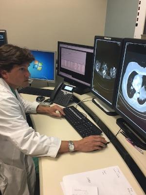 Radiologist Eric Billig, MD, reviews low dose computed tomog