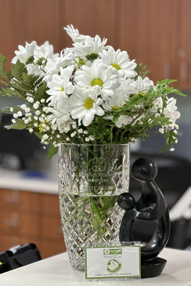 A bouquet of daisies and sculpture