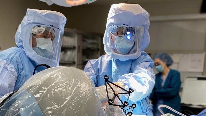 Dr Kevin Jones performing a mako hip replacement